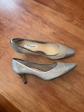 Nina Metallic Silver Pointed-Toe Pumps, Size 38.5 EUR  / 8.5 US.